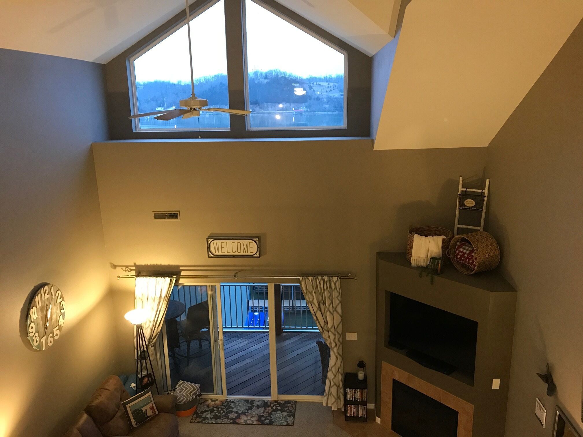 Télévision LED, cheminée, jeux vidéo, lecteur de DVD