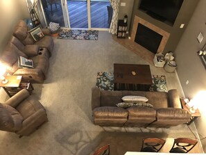 Televisión LED, chimenea, videojuegos y reproductor de DVD 