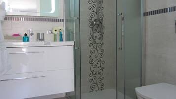 Een douche, een haardroger, badjassen, pantoffels