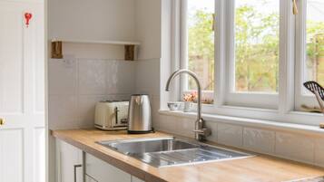 Réfrigérateur, micro-ondes, plaque de cuisson, lave-vaisselle