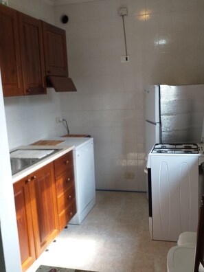 Microwave, dishwasher, coffee/tea maker, cookware/dishes/utensils