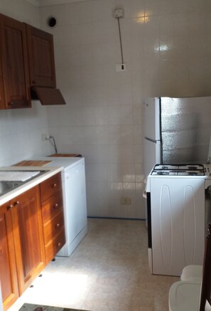 Microwave, dishwasher, coffee/tea maker, cookware/dishes/utensils