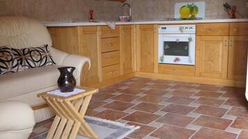 Apartment (Brunko 2) | Private kitchen | Electric kettle, cookware/dishes/utensils