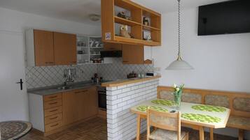 Apartment, 2 Schlafzimmer (Brunko 1) | Eigene Küche | Wasserkocher, Kochgeschirr/Geschirr/Besteck