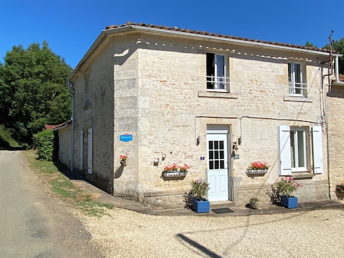 Le Gîte au Coin des Abeilles - Lovely rural three bedroom stone gîte with pool