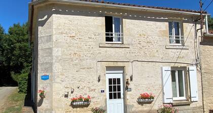 Le Gîte au Coin des Abeilles - Lovely rural three bedroom stone gîte with pool