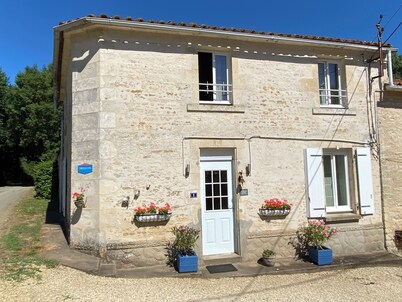 Le Gîte au Coin des Abeilles - Lovely rural three bedroom stone gîte with pool