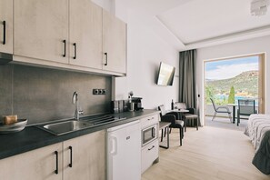 Comfort Studio, Sea View | 高級寢具、舒適加層、客房內保險箱、筆電工作空間