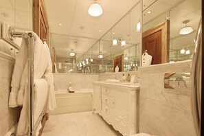 Presidential Suite | Bathroom | Shower, towels, toilet paper