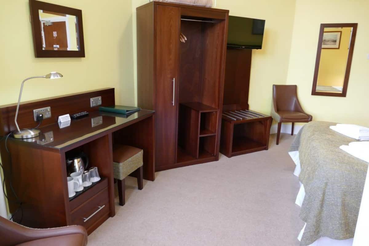 Standard-Doppelzimmer | Zimmersafe, individuell dekoriert, individuell eingerichtet