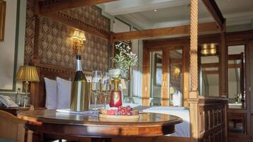 Superior Suite | In-room safe, individually decorated, individually furnished, desk