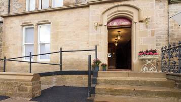 Breakfast, lunch, dinner served; international cuisine