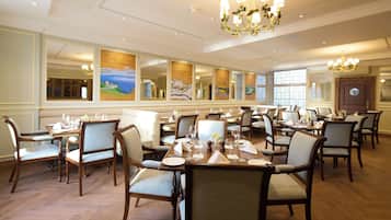 Breakfast, lunch, dinner served; international cuisine