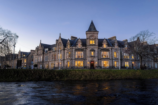 Voorkant accommodatie - avond/nacht