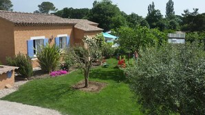 A house with a tiled roof, a small garden with a tree and flowers, and a blue sky. - VILLA CLOSE TO UZES COMFORT 3 EPIS *** WITH PRIVATE POOL HEATED AT SALT (Arpaillargues-Et-Aureillac)
