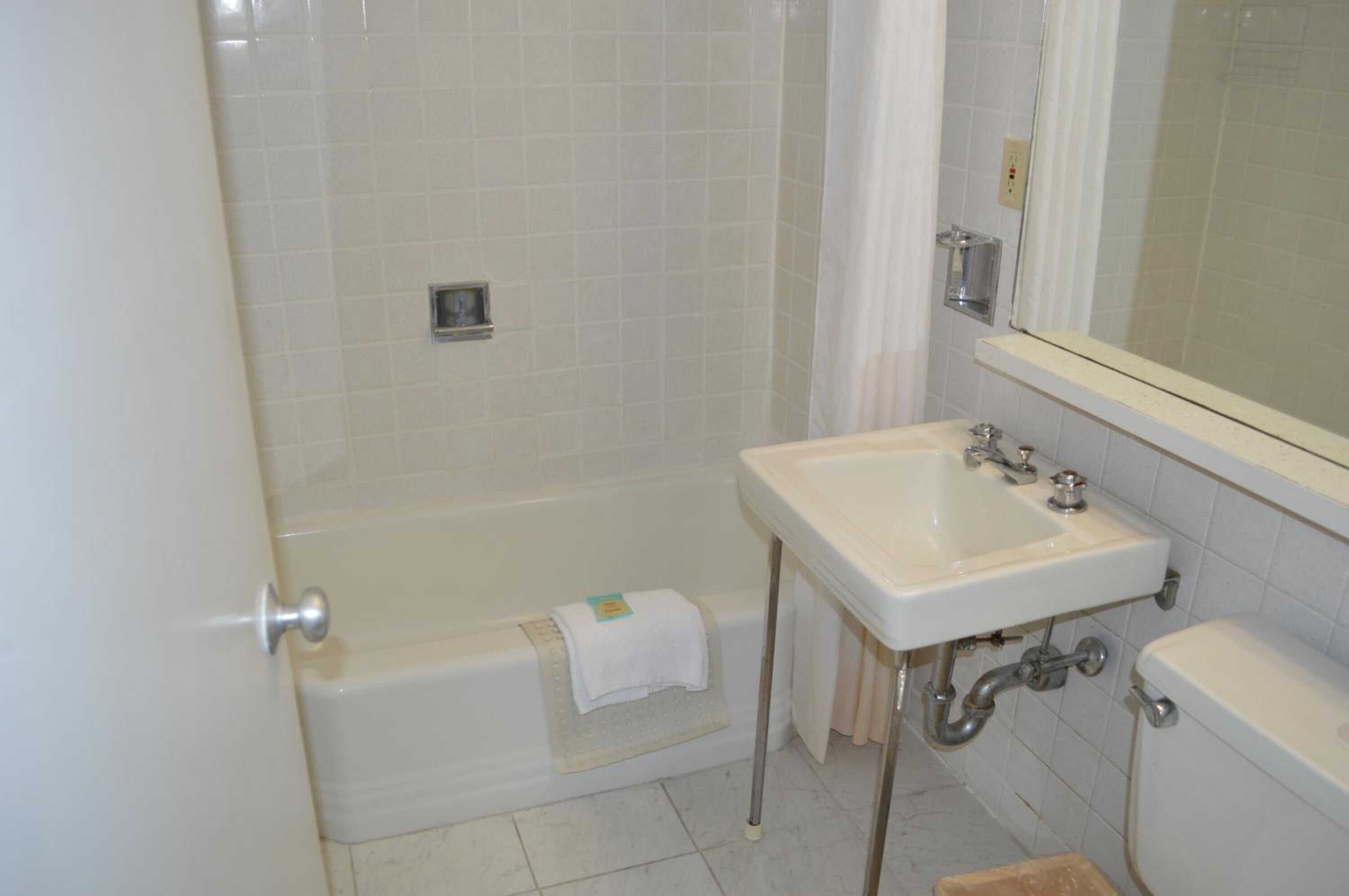 Ein Badezimmer mit Badewanne, Waschbecken und Toilette.