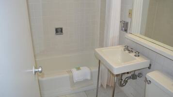 Ein Badezimmer mit Badewanne, Waschbecken und Toilette.