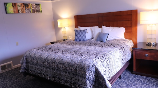 Desk, laptop workspace, iron/ironing board, free WiFi - Copper Lantern Motor Lodge (West Brookfield)