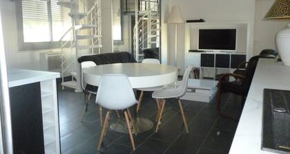 Gut stehende Wohnung im Loft-Stil (Whirlpool, Klimaanlage, Internetzugang)