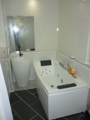 Dusche, Whirlpool, Haartrockner, Toilettenpapier