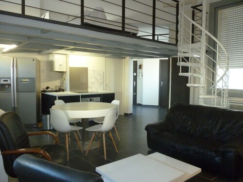 Gut stehende Wohnung im Loft-Stil (Whirlpool, Klimaanlage, Internetzugang)