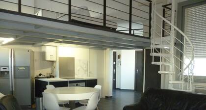 Gut stehende Wohnung im Loft-Stil (Whirlpool, Klimaanlage, Internetzugang)