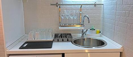 Réfrigérateur, micro-ondes, bouilloire électrique