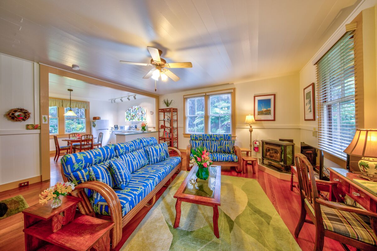 Private home w/fireplace in center of Village, 1 mile from Volcanoes Nat'l Park