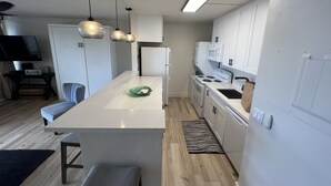 Kaffetrakter/tekoker, kjøleskap, mikrobølgeovn og ovn