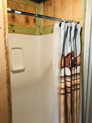 Towels, soap, toilet paper - Pretty horse cabin in the woods (Willis)