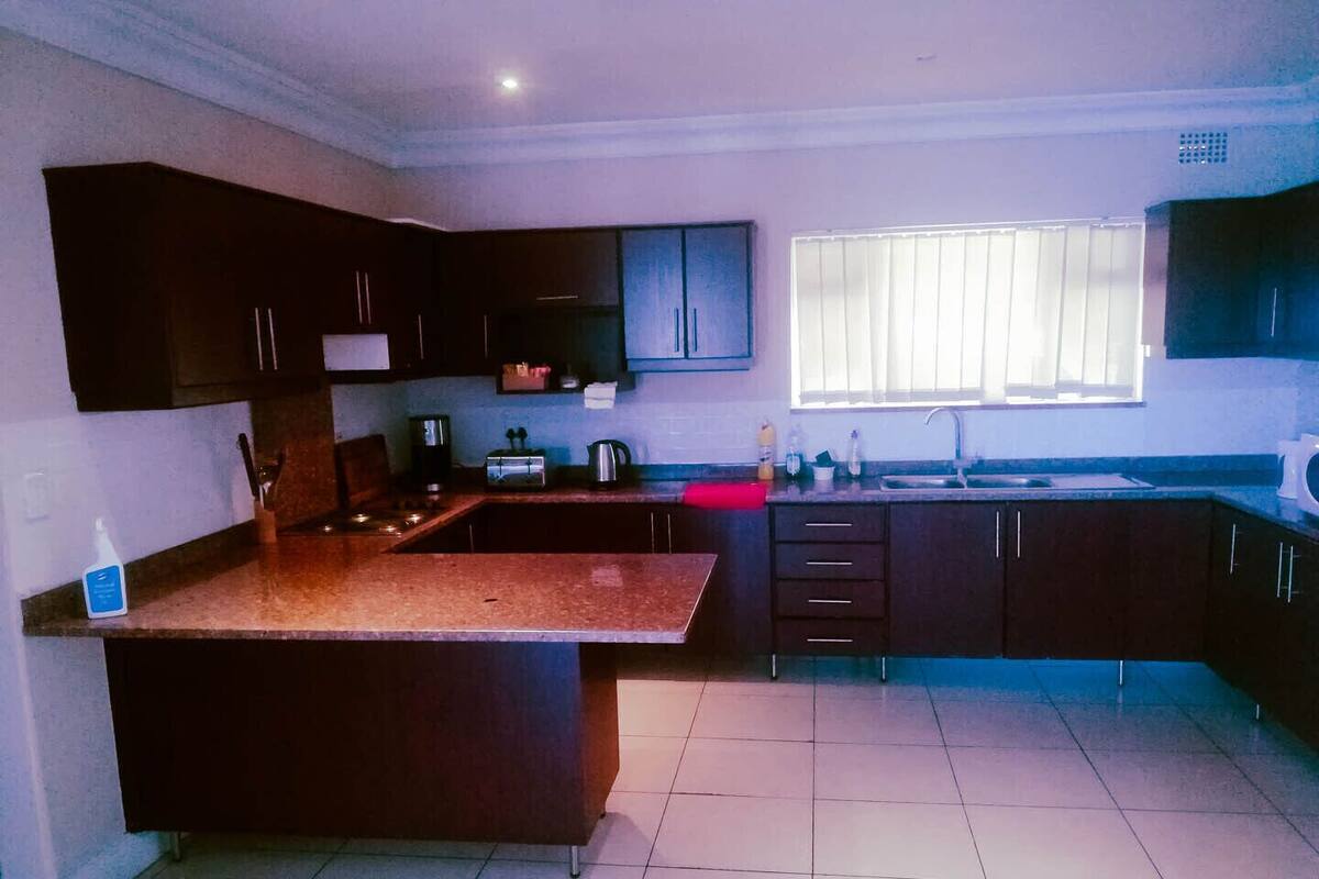 Full-sized fridge, microwave, oven, stovetop