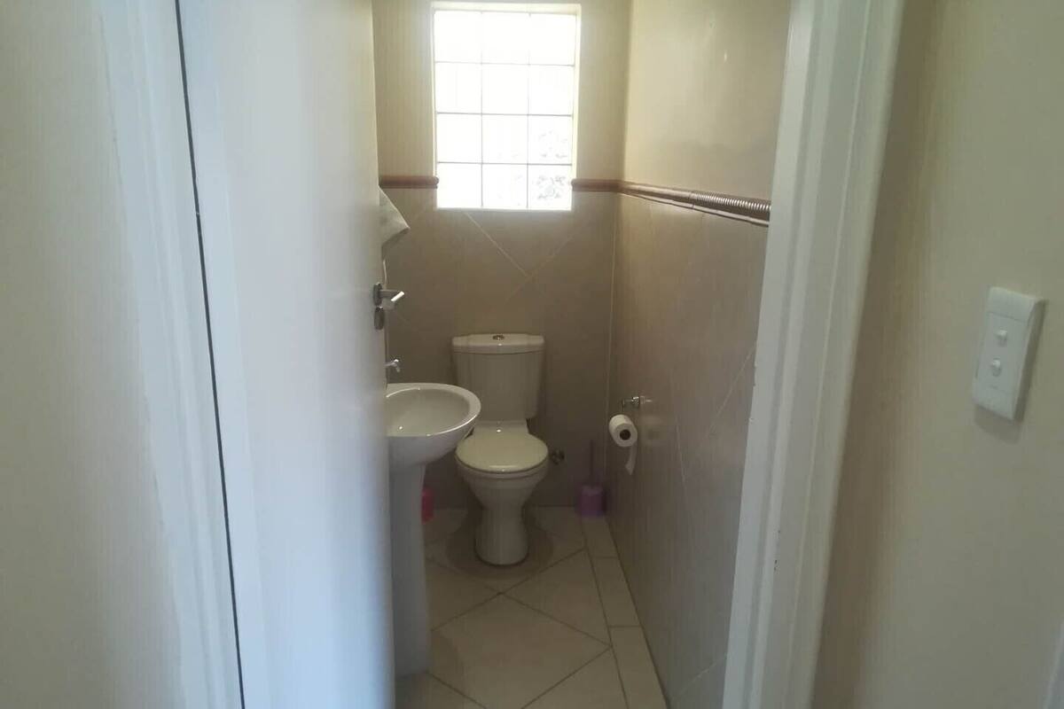 Shower, rainfall showerhead, free toiletries, hair dryer