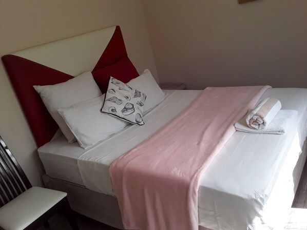 Iron/ironing board, free WiFi, bed sheets