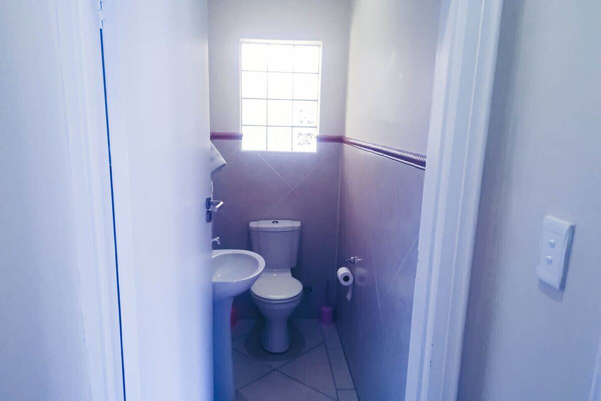 Shower, rainfall showerhead, free toiletries, hair dryer