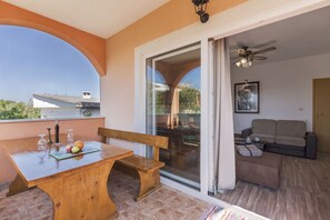 Outdoor dining - Apartment with a large terrace overlooking the pool. (FAŽANA)