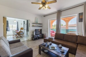 Fireplace - Apartment with a large terrace overlooking the pool. (FAŽANA)