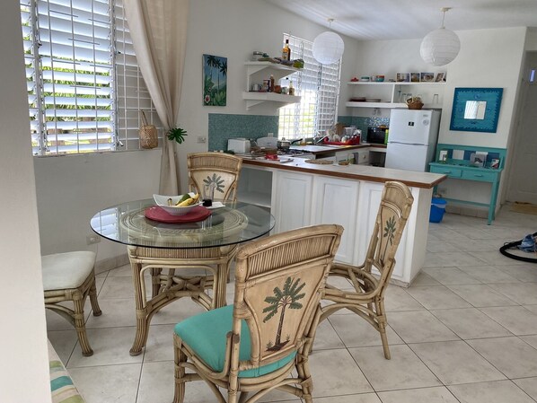 Fridge, oven, stovetop, coffee/tea maker