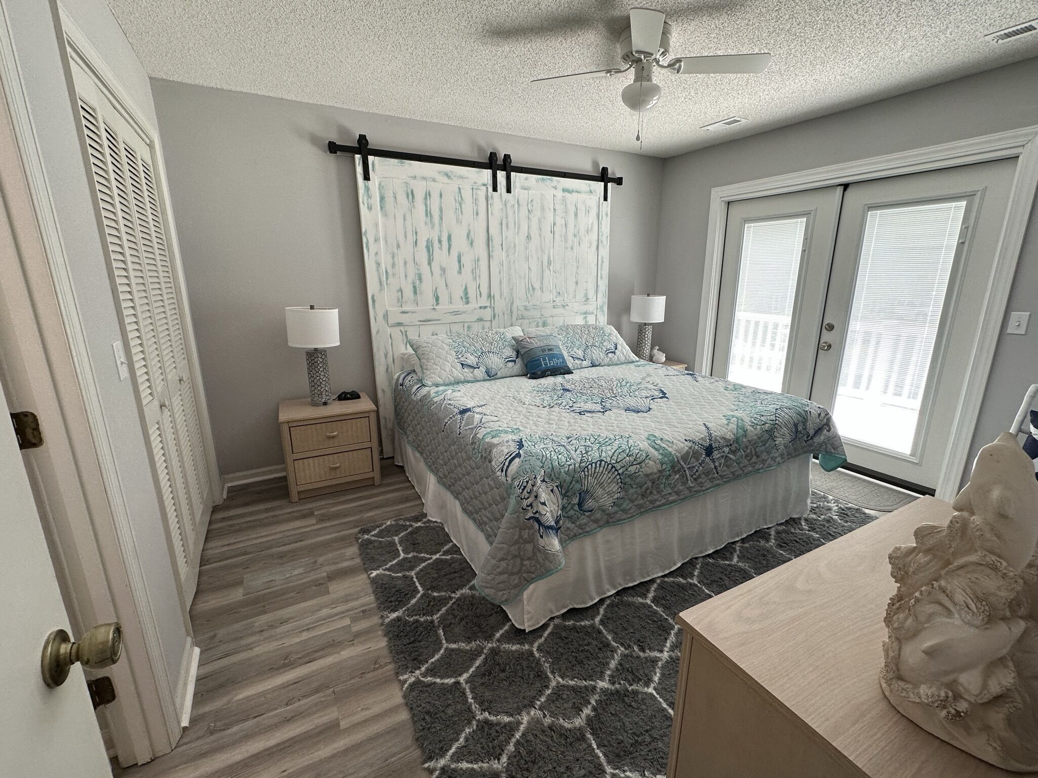 3 多间卧室、客房内保险箱、办公桌、熨斗/熨衣板