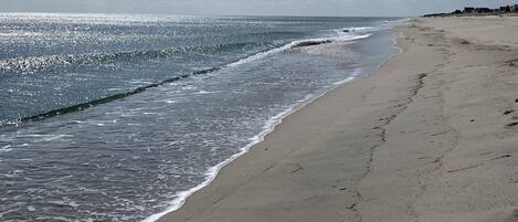 Nära stranden och solstolar