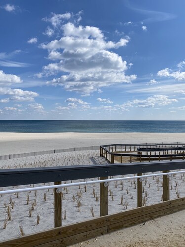 Home with IN-GROUND HEATED POOL best for large families 7 min walk to boardwalk