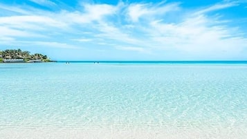 Perto da praia, espreguiçadeiras, toalhas de praia