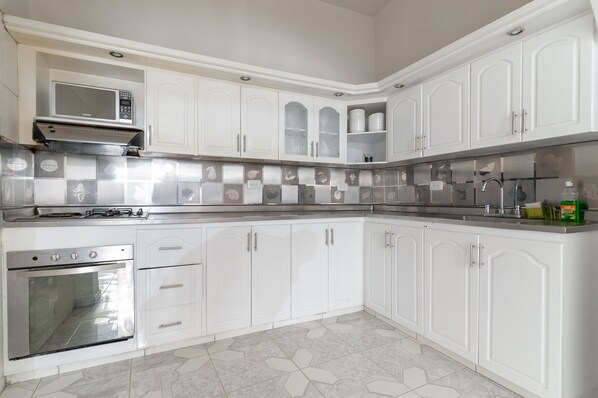 Microwave, cookware/dishes/utensils