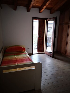 2 عدّة غرف نوم وملاءات أسرّة