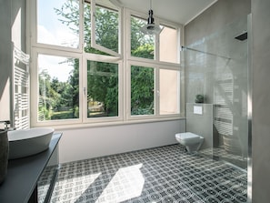 Design-Studio | Badezimmer | Haartrockner, Bidet, Handtücher