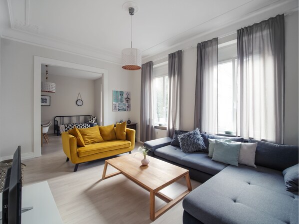 Deluxe Condo | Living area | Flat-screen TV - City Apartments Siegburg (Siegburg)