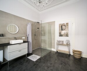 Deluxe Studio | Bathroom