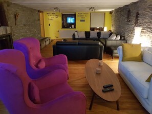 Smart-TV, peis, DVD-spiller og bordtennis