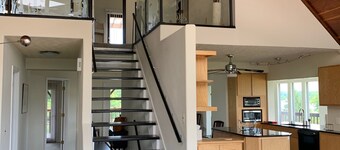 Front de lac de luxe Un cadre avec gazebo sur l'eau et lancement de bateau privé