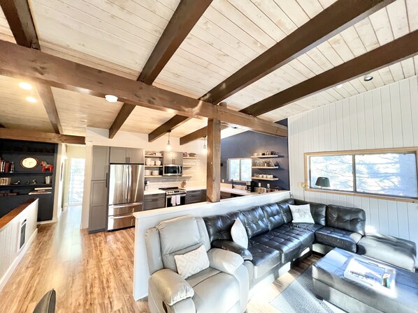 TV - 4 Bedroom Pet Friendly End UnitRemodeled Kitchen and master bath (Mammoth Lakes)