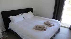 2 bedrooms, in-room safe, iron/ironing board, free WiFi
